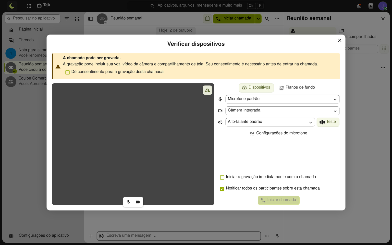 Janela Verificar dispositivos com o aviso de consentimento de gravação, a prévia da câmera e a escolha de microfone, câmera e alto-falante