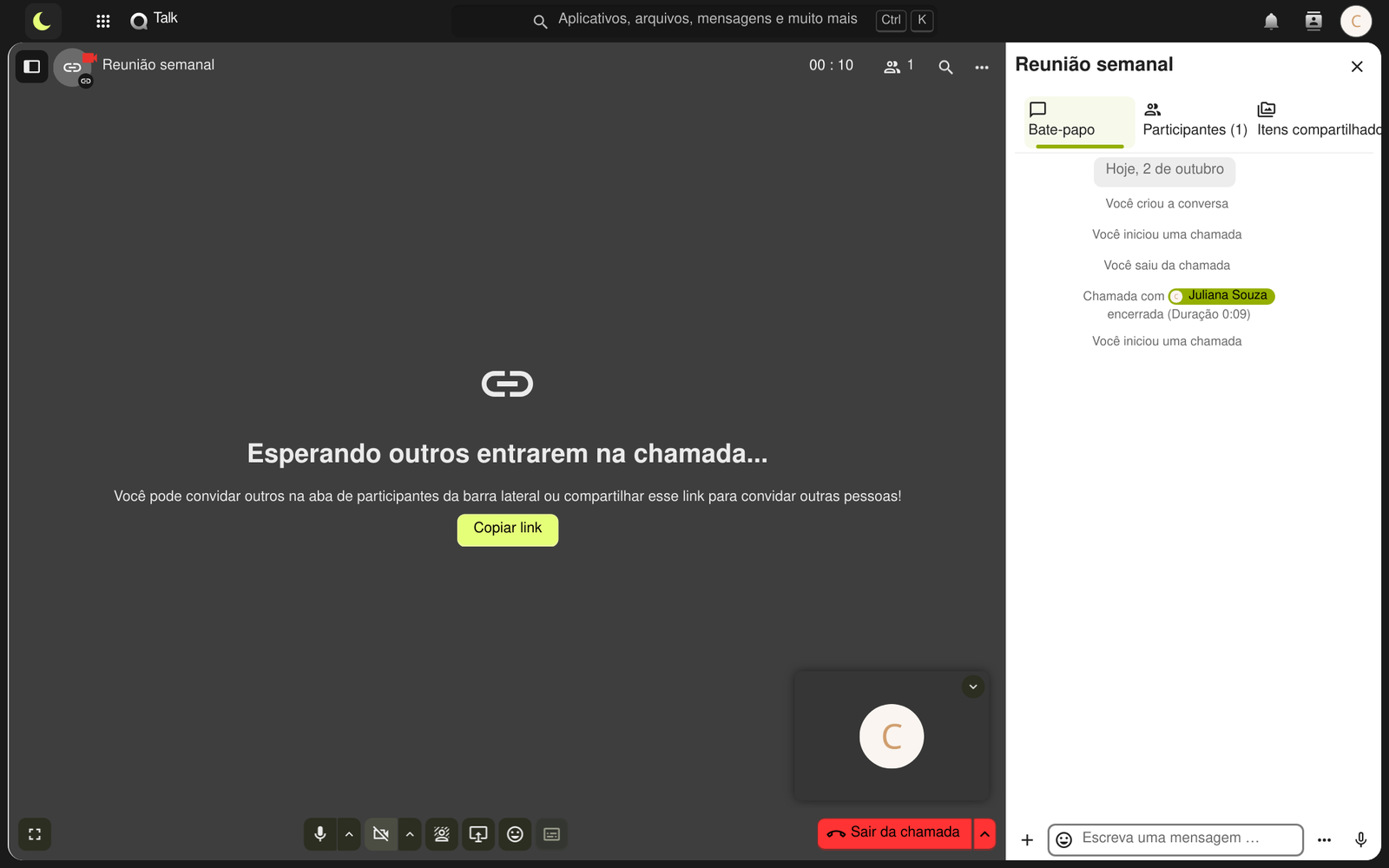 Reunião em andamento com os controles de câmera, microfone e compartilhamento de tela na barra inferior